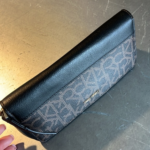 Calvin Klein Wallet. EUC - Picture 8 of 8